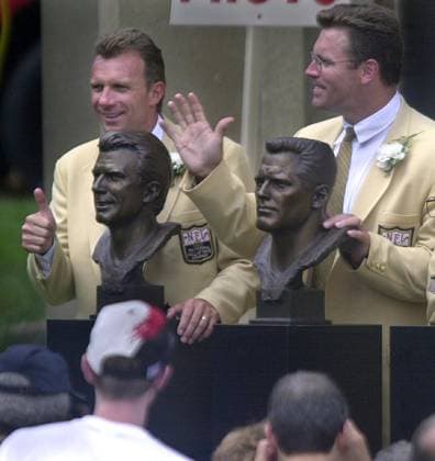 Former 49ers qb Joe Montana and former Raiders lineman Howie Long, both inducted into the Pro Football Hall of Fame 7 29 00 in Canton Ohio, acknowledge the overflow crowd of 18,000 as they stand next to their busts.(Sac Bee Chris Crewell) ZUMA Press Sacramento CA USA Copyright: xCHRISxCREWELLx