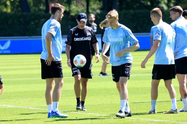 DEU, DFL, 2. FBL Hertha BSC, Training, 01.07.2025, Sportforum, Berlin, DEU, DFL, 2. FBL Hertha BSC, Training, im Bild Cheftrainer Stefan Leitl (Hertha BSC Berlin), Pascal Klemens (Hertha BSC Berlin 41), Julian Eitschberger (Hertha BSC Berlin 2) DFL - regulations prohibit any use of Photographs as image sequences and or quasi-video