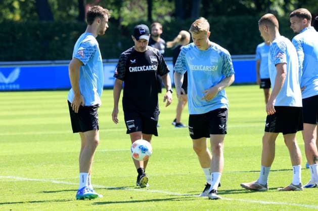 DEU, DFL, 2. FBL Hertha BSC, Training, 01.07.2025, Sportforum, Berlin, DEU, DFL, 2. FBL Hertha BSC, Training, im Bild Cheftrainer Stefan Leitl (Hertha BSC Berlin), Pascal Klemens (Hertha BSC Berlin 41), Julian Eitschberger (Hertha BSC Berlin 2) DFL - regulations prohibit any use of Photographs as image sequences and or quasi-video