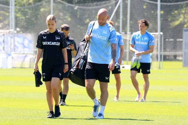 DEU, DFL, 2. FBL Hertha BSC, Training, 01.07.2025, Sportforum, Berlin, DEU, DFL, 2. FBL Hertha BSC, Training, im Bild Toni Leistner (Hertha BSC Berlin 37), Psychologin Paula Isringhausen DFL - regulations prohibit any use of Photographs as image sequences and or quasi-video