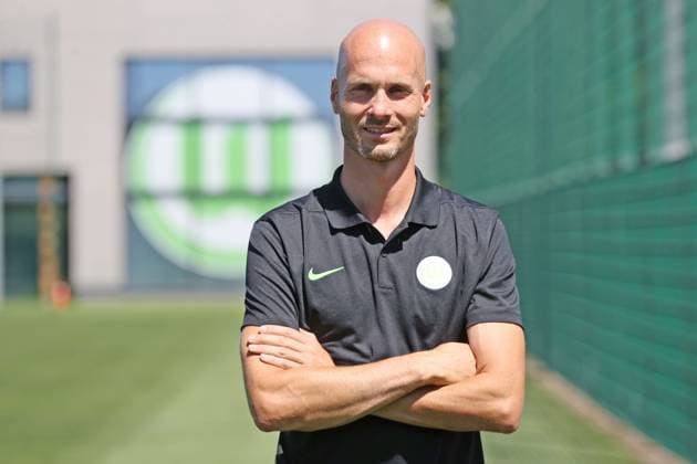 RECORD DATE NOT STATED Wolfsburg, 01.07.2025, Vorstellung neuer Trainer VfL Wolfsburg, Bild zeigt: Paul Simonis am VfL-Center
