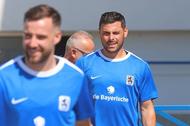 Kevin Volland, (re.) und 17 Morris Schröter, Portraet, Portrait, Fussball 3. Liga TSV 1860 Muenchen Training 01.07.2025 FOTO: Mladen Lackovic *** Kevin Volland, right and 17 Morris Schröter, Portraet, Portrait, Football 3 Liga TSV 1860 Muenchen Training 01 07 2025 PHOTO Mladen Lackovic
