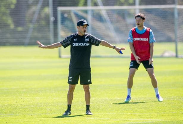 Fussball, Herren, Saison 2025 26, 2. Bundesliga, Hertha BSC, Training, v.l. Trainer Stefan Leitl (Hertha BSC), Linus Gechter (Hertha BSC), 01.07. 2025,