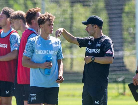 Fussball, Herren, Saison 2025 26, 2. Bundesliga, Hertha BSC, Training, v.l. Maurice Krattenmacher (Hertha BSC), Trainer Stefan Leitl (Hertha BSC), 01.07. 2025,