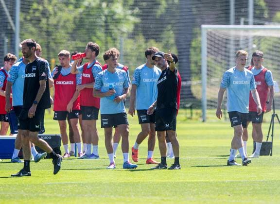 Fussball, Herren, Saison 2025 26, 2. Bundesliga, Hertha BSC, Training, v.l. Maurice Krattenmacher (Hertha BSC), Trainer Stefan Leitl (Hertha BSC), 01.07. 2025,