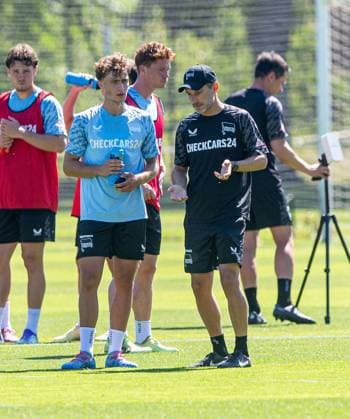 Fussball, Herren, Saison 2025 26, 2. Bundesliga, Hertha BSC, Training, v.l. Maurice Krattenmacher (Hertha BSC), Trainer Stefan Leitl (Hertha BSC), 01.07. 2025,