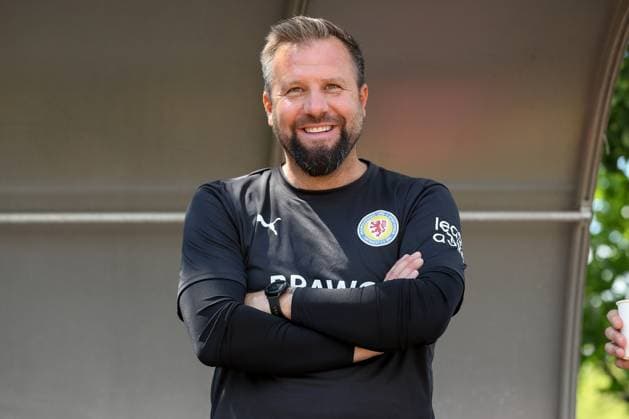 29.06.2025, xtgx, Fussball Testspiel, VfL Oker - Eintracht Braunschweig v.l. Heiner Backhaus (Braunschweig, Trainer) Portrait, Portraet, Einzelbild lacht, laechelt, positiv, zufrieden (DFL DFB REGULATIONS PROHIBIT ANY USE OF PHOTOGRAPHS as IMAGE SEQUENCES and or QUASI-VIDEO) Goslar