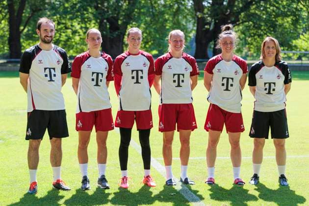Trainingsauftakt, 1. FC Köln Frauen; 01.07.2025 von links: Co-Trainer Sven Gruel, Merle Hokamp (1. FC Köln, 13), Lisa Schmitz (1. FC Köln, 1), 11, Marina Hegering (1. FC Köln, 33), Britta Carlson (1. FC Köln, Cheftrainerin) beim Trainigsauftakt der 1. FC Köln Frauen am 01.07.2025 am Geißbockheim in Köln Copyright: xBEAUTIFULxSPORTS Meuselx