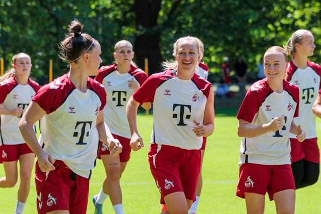 Trainingsauftakt, 1. FC Köln Frauen; 01.07.2025 Marina Hegering (1. FC Köln, 33), Pauline Bremer (1. FC Köln, 11), Anna Gerhardt (1. FC Köln, 21) beim Trainigsauftakt der 1. FC Köln Frauen am 01.07.2025 am Geißbockheim in Köln Copyright: xBEAUTIFULxSPORTS Meuselx