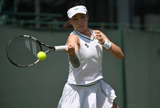 (250701) -- LONDON, July 1, 2025 -- Wang Xinyu hits a return during the women s singles first round match between Wang Xinyu of China and Karolina Muchova of the Czech Republic at the Wimbledon Tennis Championships in London, Britain, July 1, 2025. ) (SP)BRITAIN-LONDON-TENNIS-WIMBLEDON-WOMEN S SINGLES LixYing 