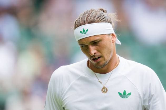 250701 Alexander Zverev of Germany looks dejected in a first round singles tennis match during day 2 of Wimbledon on July 1, 2025 in London. Photo: Petter Arvidson BILDBYRAN kod PA PA1045 tennis wimbledon day 2 bbeng depp Copyright: PETTERxARVIDSON BB250701PA036