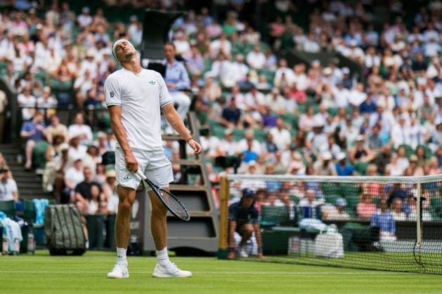 250701 Alexander Zverev of Germany looks dejected in a first round singles tennis match during day 2 of Wimbledon on July 1, 2025 in London. Photo: Petter Arvidson BILDBYRAN kod PA PA1045 tennis wimbledon day 2 bbeng depp Copyright: PETTERxARVIDSON BB250701PA040