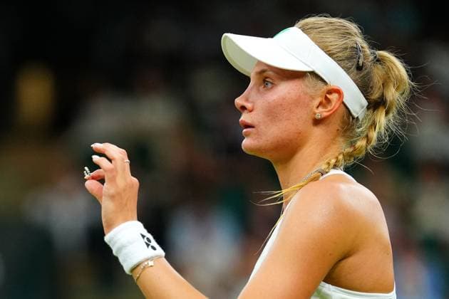 Dayana Yastremska finds one of the earrings of Coco Gauff on the court during theor first round match Wimbledon Tennis Championships, Day 2, The All England Lawn Tennis and Croquet Club, London, UK - 01 Jul 2025London The All England Lawn Tennis and United Kingdom  Copyright: xJavierxGarcia Shutterstockx 15380417ij