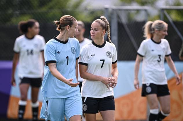 Fussball International Frauen Euro 2025 01.07.2025 Fototermin, Mannschaftsbild Nationalmannschaft Deutschland: Torhueterin Ann-Katrin Berger (li) und Giulia Gwinn (re)
