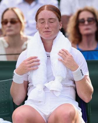 Ella Seidel (GER) sitzt auf dem Stuhl mit einem Eispack auf der Schulter waehrend der Spielpause Damen Einzel, Ladies Singles Tennis - Wimbledon 2025 - Grand Slam ITF ATP, Tennis Herren WTA, Tennis Damen - AELTC - London - - Great Britain - 1 July 2025. Copyright: xJuergenxHasenkopfx