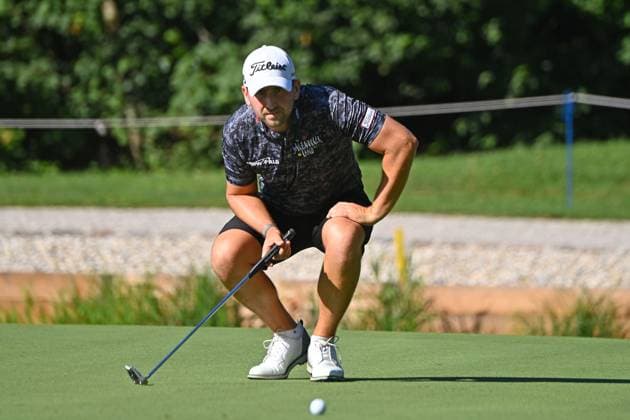 Nicolai von Dellingshausen (GER), liest das Gruen, Aktion,Einzelaktion,Einzelbild, Freisteller,Ganzkoerperaufnahme,ganze Figur. ProAm ,GOLF BMW International Open 2025 am 02.07.2025 im Golfclub Muenchen Eichenried.
