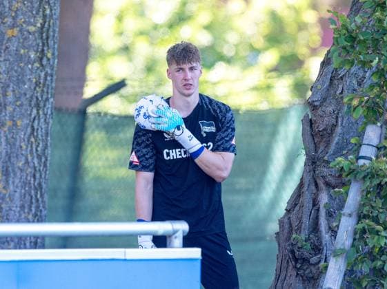 Fussball, Herren, Saison 2025 26, 2. Bundesliga, Hertha BSC, Training, Torhüter Tim Goller (Hertha BSC) mit Eisbeutel auf der Schulter, 02.07. 2025,