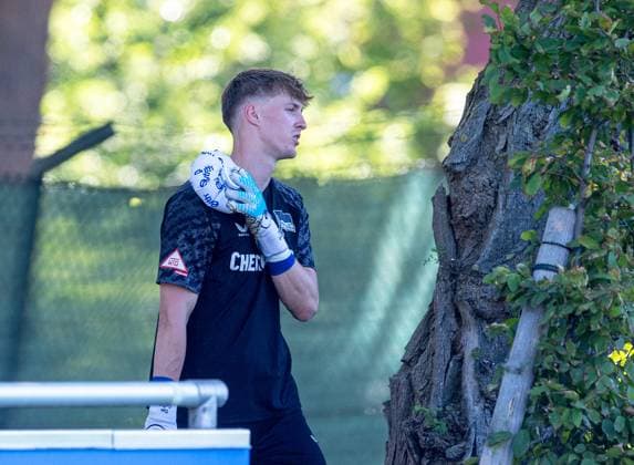 Fussball, Herren, Saison 2025 26, 2. Bundesliga, Hertha BSC, Training, Torhüter Tim Goller (Hertha BSC) mit Eisbeutel auf der Schulter, 02.07. 2025,
