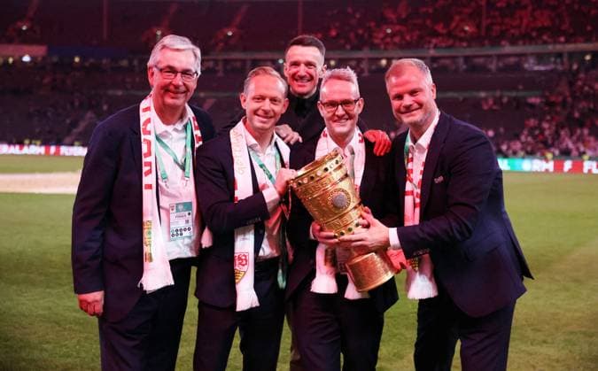 24.05.25 DFB-Pokal Finale 2025 DSC Arminia Bielefeld - VfB Stuttgart Deutschland, Berlin, 24.05.2025, Fussball, DFB-Pokal Finale 2025 Berlin, DSC Arminia Bielefeld - VfB Stuttgart: v.l. Dietmar Allgaier, Rouven Kasper, Christian Gentner, Alexander Wehrle, Fabian Wohlgemuth (alle VfB Stuttgart) mit dem DFB-Pokal Trophäe.