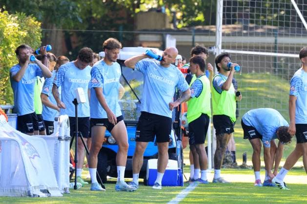 DEU, DFL, 2. FBL Hertha BSC, Training, 02.07.2025, Sportforum, Berlin, DEU, DFL, 2. FBL Hertha BSC, Training, im Bild Platz im Schatten, viel trinken, DFL - regulations prohibit any use of Photographs as image sequences and or quasi-video