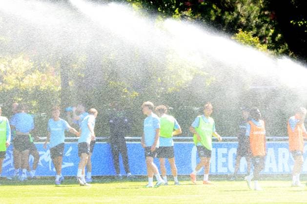 DEU, DFL, 2. FBL Hertha BSC, Training, 02.07.2025, Sportforum, Berlin, DEU, DFL, 2. FBL Hertha BSC, Training, im Bild Platz im Schatten, viel trinken, Rasensprenger DFL - regulations prohibit any use of Photographs as image sequences and or quasi-video