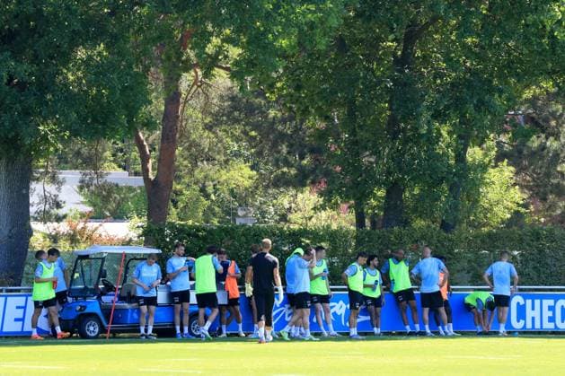 DEU, DFL, 2. FBL Hertha BSC, Training, 02.07.2025, Sportforum, Berlin, DEU, DFL, 2. FBL Hertha BSC, Training, im Bild Platz im Schatten, viel trinken, DFL - regulations prohibit any use of Photographs as image sequences and or quasi-video