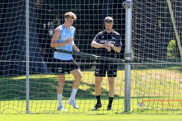 DEU, DFL, 2. FBL Hertha BSC, Training, 02.07.2025, Sportforum, Berlin, DEU, DFL, 2. FBL Hertha BSC, Training, im Bild Luca Schuler (Hertha BSC Berlin 18), Fitnesstrainer Hendrik Vieth (Hertha BSC) DFL - regulations prohibit any use of Photographs as image sequences and or quasi-video