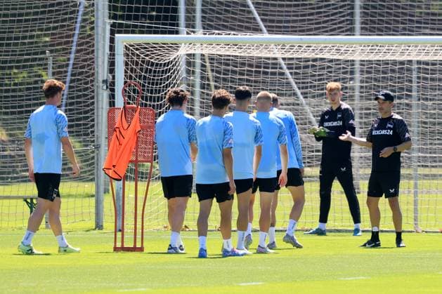 DEU, DFL, 2. FBL Hertha BSC, Training, 02.07.2025, Sportforum, Berlin, DEU, DFL, 2. FBL Hertha BSC, Training, im Bild Cheftrainer Stefan Leitl (Hertha BSC Berlin), Hertha-Spielerkreis-Angriff DFL - regulations prohibit any use of Photographs as image sequences and or quasi-video