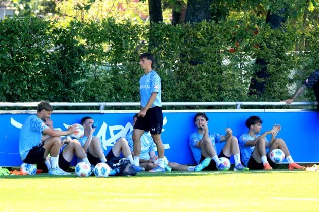 DEU, DFL, 2. FBL Hertha BSC, Training, 02.07.2025, Sportforum, Berlin, DEU, DFL, 2. FBL Hertha BSC, Training, im Bild Platz im Schatten, viel trinken, Hertha-Spielerkreis DFL - regulations prohibit any use of Photographs as image sequences and or quasi-video