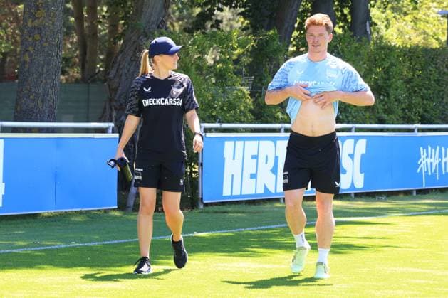 DEU, DFL, 2. FBL Hertha BSC, Training, 02.07.2025, Sportforum, Berlin, DEU, DFL, 2. FBL Hertha BSC, Training, im Bild Sebastian Groenning (Hertha BSC Berlin 17), Psychologin Paula Isringhausen DFL - regulations prohibit any use of Photographs as image sequences and or quasi-video