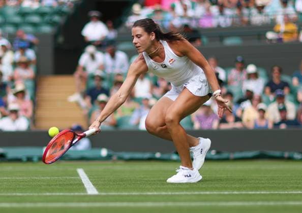 Wimbledon Championships 2025 AELTC, Day Two, London, UK - 01 07 2025 Emma Navarro (USA) in action during her first round match against Petra Kvitova (CZE) in the 2025 Wimbledon Championships London Wimbledon London GBR, UK NEWSPAPERS OUT Copyright: xMarkxGreenwoodx
