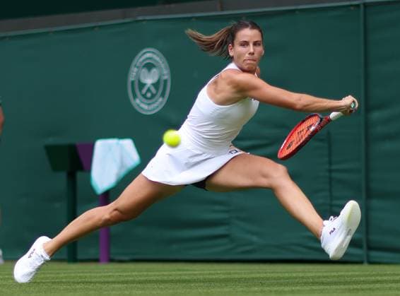 Wimbledon Championships 2025 AELTC, Day Two, London, UK - 01 07 2025 Emma Navarro (USA) in action during her first round match against Petra Kvitova (CZE) in the 2025 Wimbledon Championships London Wimbledon London GBR, UK NEWSPAPERS OUT Copyright: xMarkxGreenwoodx