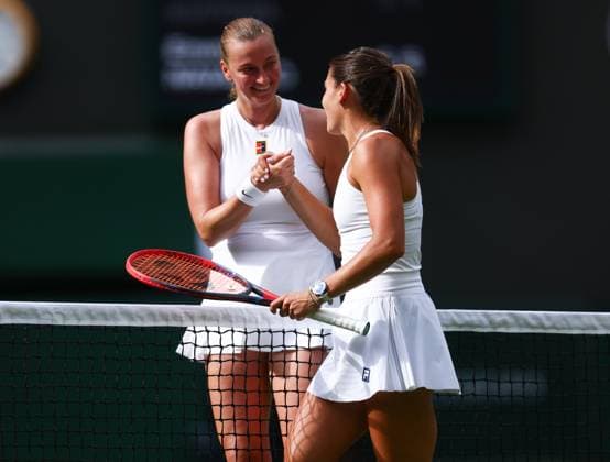 Wimbledon Championships 2025 AELTC, Day Two, London, UK - 01 07 2025 Petra Kvitova (CZE) shakes hands with Emma Navarro (USA) as she plays her final match before retiring from Tennis in the 2025 Wimbledon Championships London Wimbledon London GBR, UK NEWSPAPERS OUT Copyright: xMarkxGreenwoodx