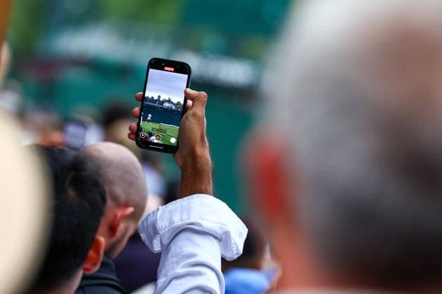 Crowds watch Carlos Alcaraz practice on Court No.7 Wimbledon Tennis Championships, Day 3, The All England Lawn Tennis and Croquet Club, London, UK - 02 Jul 2025London The All England Lawn Tennis and United Kingdom  Copyright: xJamesxMarsh Shutterstockx 15381942q
