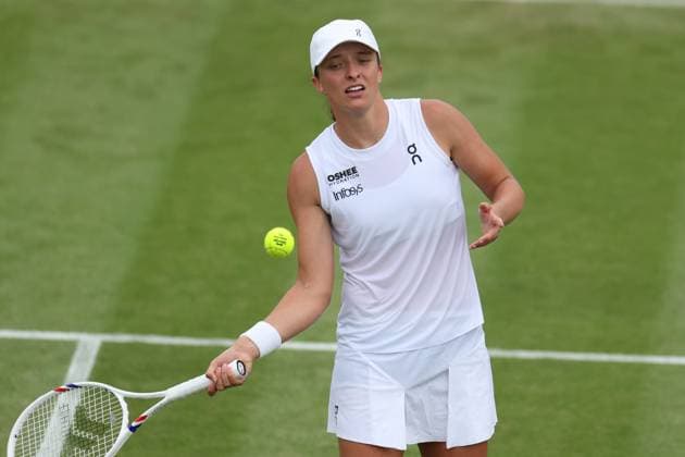 July 2, 2025, London, Celestynow, England: IGA SWIATEK of Poland during the match against P. Kudermetova in the first round of Championships 2025 at Wimbledon AELTC in London. London England - ZUMAc278 20250702_zsp_c278_011 Copyright: xMarcinxCholewinskix