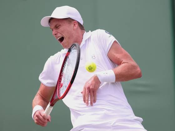 Jenson Brooksby wird von einem Ball am Arm getroffen, Herren Einzel, Men s Singles Tennis - Wimbledon 2025 - Grand Slam ITF ATP, Tennis Herren WTA, Tennis Damen - AELTC - London - - Great Britain - 2 July 2025. Copyright: xJuergenxHasenkopfx