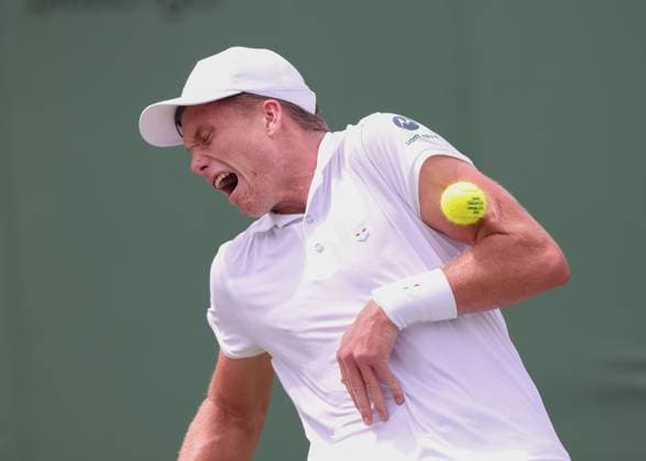 Jenson Brooksby wird von einem Ball am Arm getroffen, Herren Einzel, Men s Singles Tennis - Wimbledon 2025 - Grand Slam ITF ATP, Tennis Herren WTA, Tennis Damen - AELTC - London - - Great Britain - 2 July 2025. Copyright: xJuergenxHasenkopfx