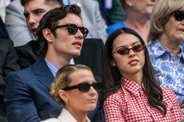 250702 Louis Partridge and Olivia Rodrigo in the stands during day 3 of Wimbledon on July 2, 2025 in London. Photo: Petter Arvidson BILDBYRAN kod PA PA1047 tennis wimbledon day 3 bbeng Copyright: PETTERxARVIDSON BB250702PA067