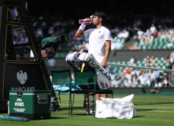 Wimbledon Championships 2025 AELTC, Day Two, London, UK - 02 07 2025 Carlos Alcaraz (ESP) hydrates during a break in his second round match against Oliver Tarvet (GBR) in the 2025 Wimbledon Championships London Wimbledon London GBR, UK NEWSPAPERS OUT Copyright: xMarkxGreenwoodx