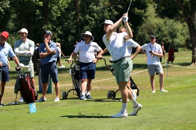 BMW International Open, Eichenried, 02.07.2025 Golf, BMW International Open, Eichenried, 02.07.2025, ProAm Turnier Bild: Moritz Seider (Eishockeyspieler) beobachtet von Luke Donald (Profigolfer, 3. v. links), Gareth Bale (ehemaliger Fußballspieler, 2. v. links) Copyright: xBEAUTIFULxSPORTS NilsxKoepkex