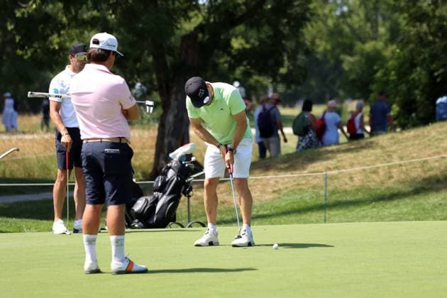BMW International Open, Eichenried, 02.07.2025 Golf, BMW International Open, Eichenried, 02.07.2025, ProAm Turnier Bild: Tobias Arlt (Rennrodler) beim Putt Copyright: xBEAUTIFULxSPORTS NilsxKoepkex