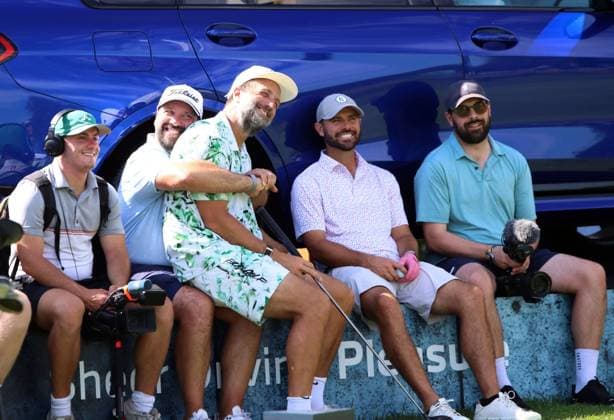 BMW International Open, Eichenried, 02.07.2025 Golf, BMW International Open, Eichenried, 02.07.2025, ProAm Turnier Bild: Gruppenfoto der Influencer, Paul Ripke (Fotograf & Filmemacher) auf dem Schoss von Peter Finch (Golf-Influencer), George Bryan (Golf-Influencer, rechts daneben) Copyright: xBEAUTIFULxSPORTS NilsxKoepkex