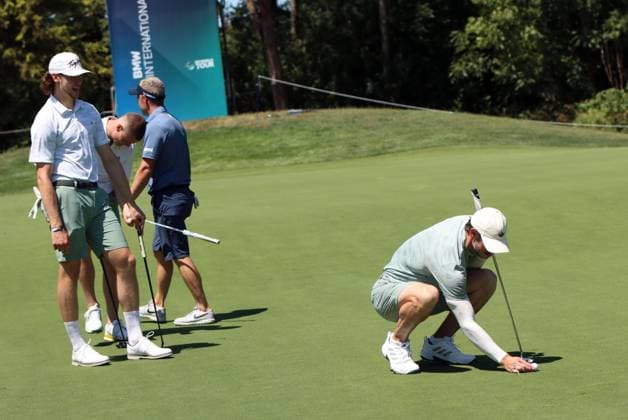 BMW International Open, Eichenried, 02.07.2025 Golf, BMW International Open, Eichenried, 02.07.2025, ProAm Turnier Bild: Moritz Seider (Eishockeyspieler) beobachetet Gareth Bale (ehemaliger Fußballspieler) bei seiner Vorbereitung des Putts Copyright: xBEAUTIFULxSPORTS NilsxKoepkex