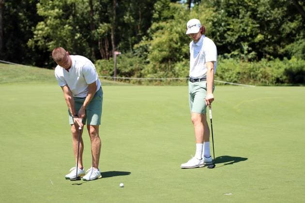 BMW International Open, Eichenried, 02.07.2025 Golf, BMW International Open, Eichenried, 02.07.2025, ProAm Turnier Bild: Moritz Seider (Eishockeyspieler) beobachetet Tim Stützle (Eishockeyspieler) beim Putt Copyright: xBEAUTIFULxSPORTS NilsxKoepkex