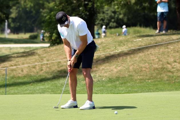 BMW International Open, Eichenried, 02.07.2025 Golf, BMW International Open, Eichenried, 02.07.2025, ProAm Turnier Bild: Tobias Wendl (Rennrodler) beim Putt Copyright: xBEAUTIFULxSPORTS NilsxKoepkex