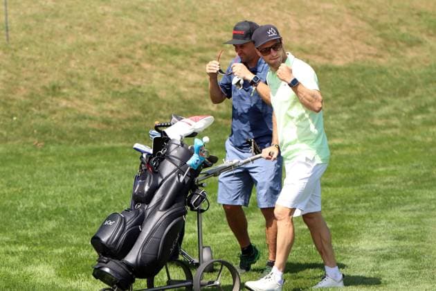 BMW International Open, Eichenried, 02.07.2025 Golf, BMW International Open, Eichenried, 02.07.2025, ProAm Turnier Bild: Tobias Arlt (Rennrodler) mit Jubelfaußt, Michael Greis (ehemaliger Biathlet) Copyright: xBEAUTIFULxSPORTS NilsxKoepkex