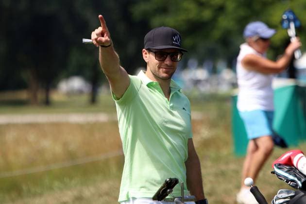 BMW International Open, Eichenried, 02.07.2025 Golf, BMW International Open, Eichenried, 02.07.2025, ProAm Turnier Bild: Tobias Arlt (Rennrodler) mit Gruß in die Kamera Copyright: xBEAUTIFULxSPORTS NilsxKoepkex