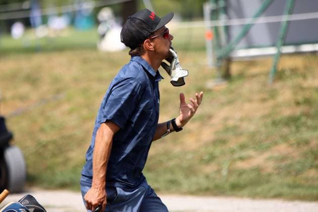 BMW International Open, Eichenried, 02.07.2025 Golf, BMW International Open, Eichenried, 02.07.2025, ProAm Turnier Bild: Michael Greis (ehemaliger Biathlet) beisst in seinen Handschuh Copyright: xBEAUTIFULxSPORTS NilsxKoepkex