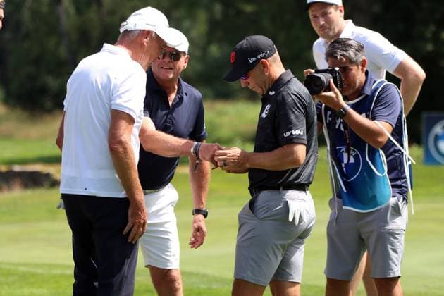 BMW International Open, Eichenried, 02.07.2025 Golf, BMW International Open, Eichenried, 02.07.2025, ProAm Turnier Bild: Sergio, Garcia (ESP) unterschreibt den Ball seinses Spielpartners der ein Eagle gespielt hat Copyright: xBEAUTIFULxSPORTS NilsxKoepkex