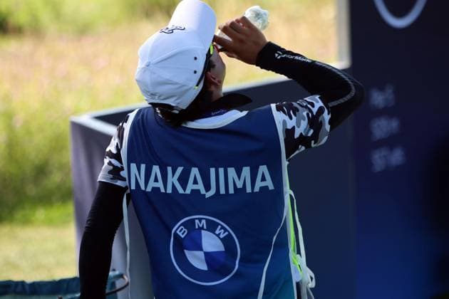 BMW International Open, Eichenried, 02.07.2025 Golf, BMW International Open, Eichenried, 02.07.2025, ProAm Turnier Bild: Caddie von Keita, Nakajima (JPN) trinkt der großen Hitze Copyright: xBEAUTIFULxSPORTS NilsxKoepkex